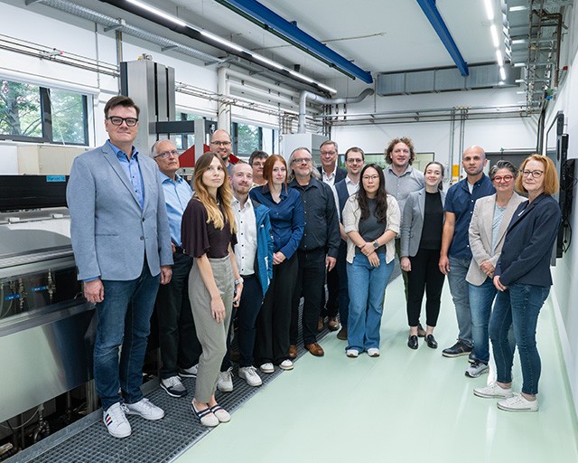 Die Teilnehmenden des CleanGreen-Kick-off-Treffens vor der Reinigungsanlage am Fraunhofer IST.